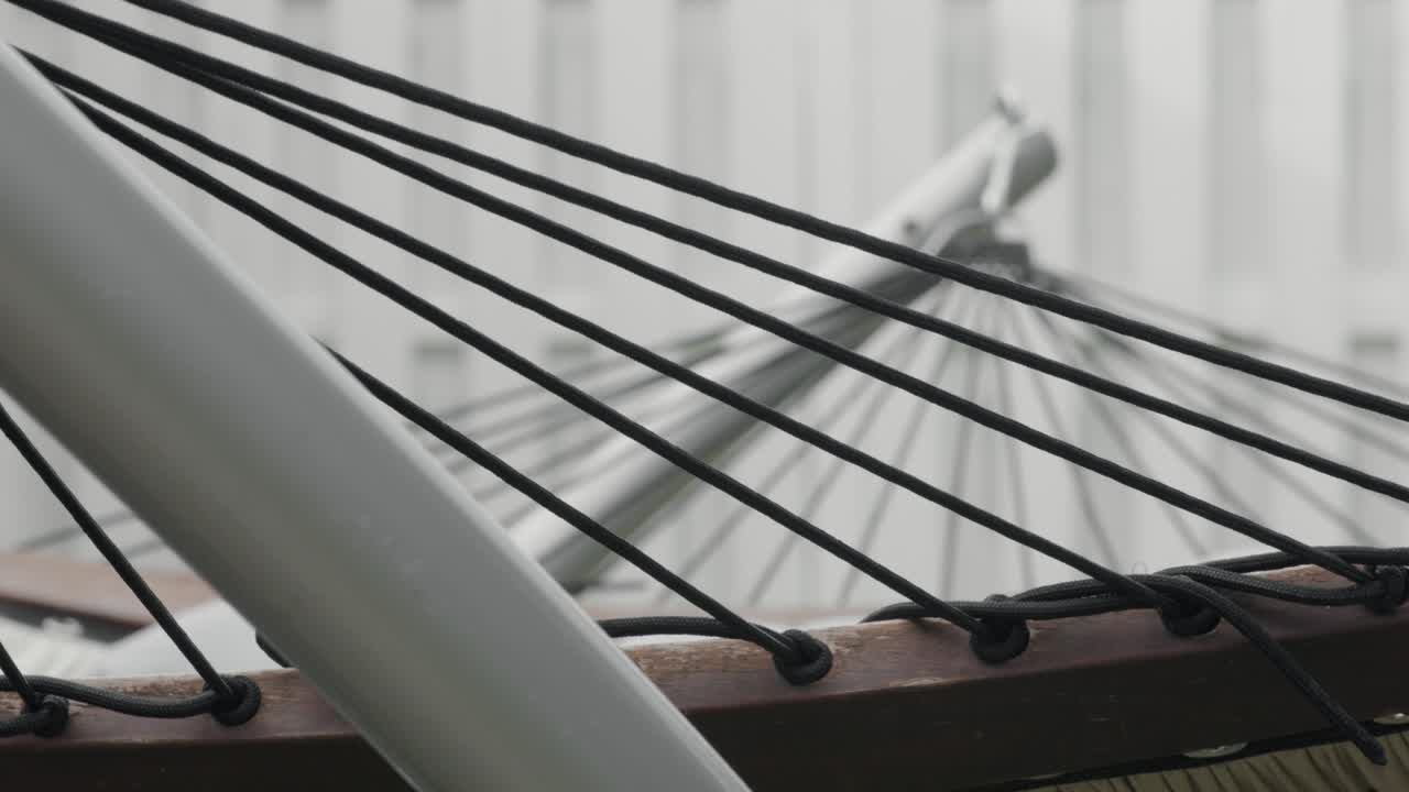 바람에 흔들리는 해먹