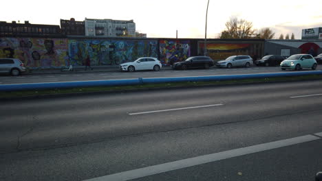 muro de berlín, alemania, galería del lado este, noche, cinco segundos, inclinar hacia arriba, velocidad normal