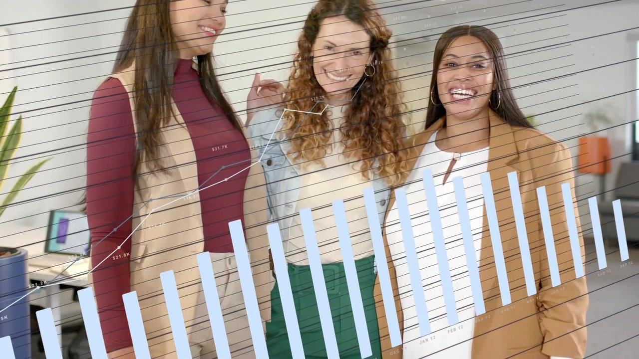 3 mujeres posando mientras la del centro coloca la mano en el hombro y una tablet muestra barras ascendentes para negocios.