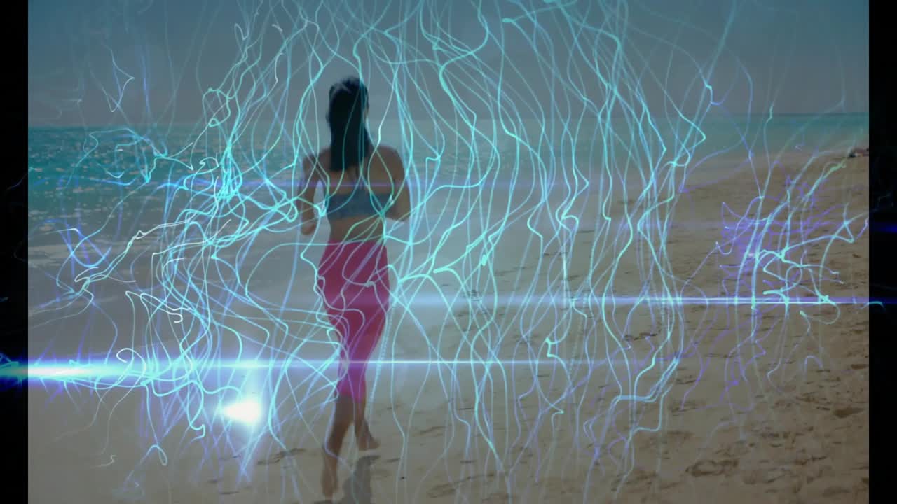 Donna che si allontana dall'inquadratura, fa jogging sulla riva per mantenersi in forma, con scie ciano che la avvolgono.