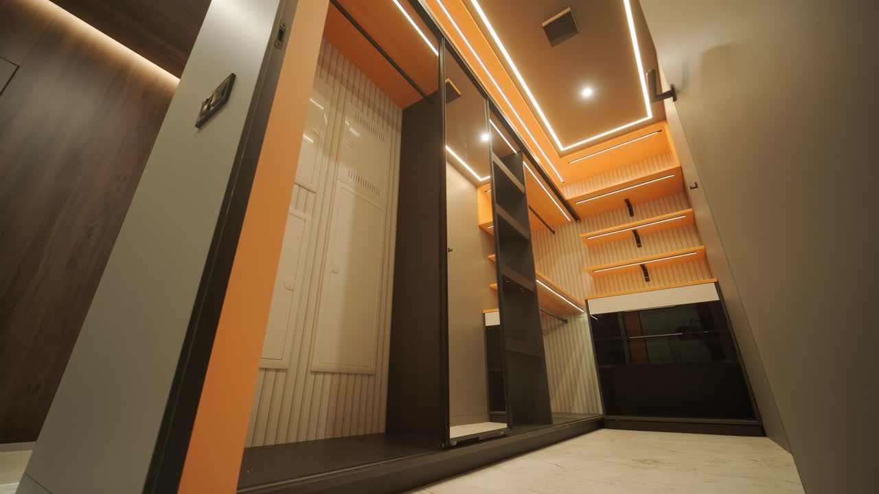 interior de hogar minimalista elegante y elegante con líneas limpias, colores neutrales e iluminación ambiental cálida, creando un ambiente acogedor y moderno.