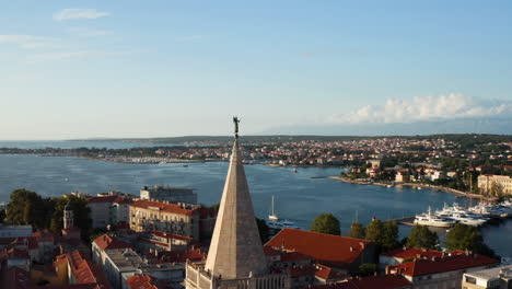 Turmspitze-Des-Glockenturms-Der-Kathedrale-Mit-Blick-Auf-Das-Meer-Bei-Sonnenuntergang-In-Zadar,-Kroatien