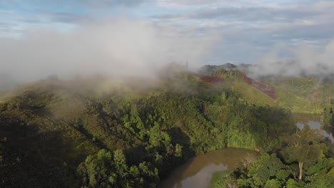 Drone,-Granja-De-Pimienta-De-Sarawak-En-Las-Colinas-Entre-Las-Nubes,-Al-Lado-Del-Río