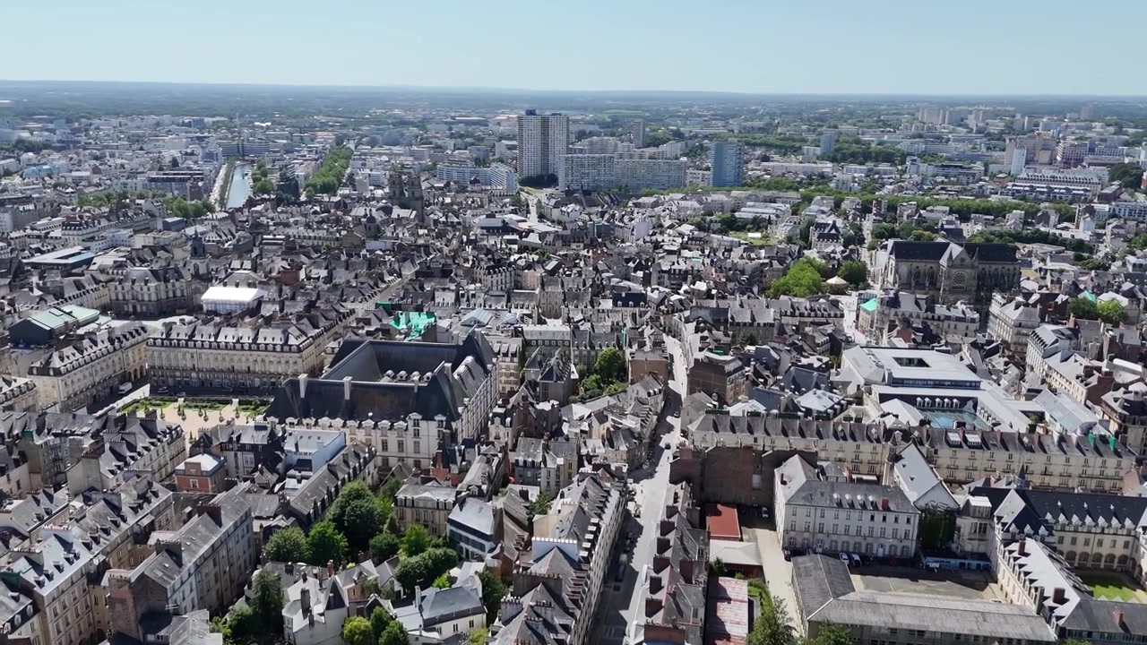Rennes, Bretagne, Frankrig, gader og veje i byens centrum, drone luftfoto.