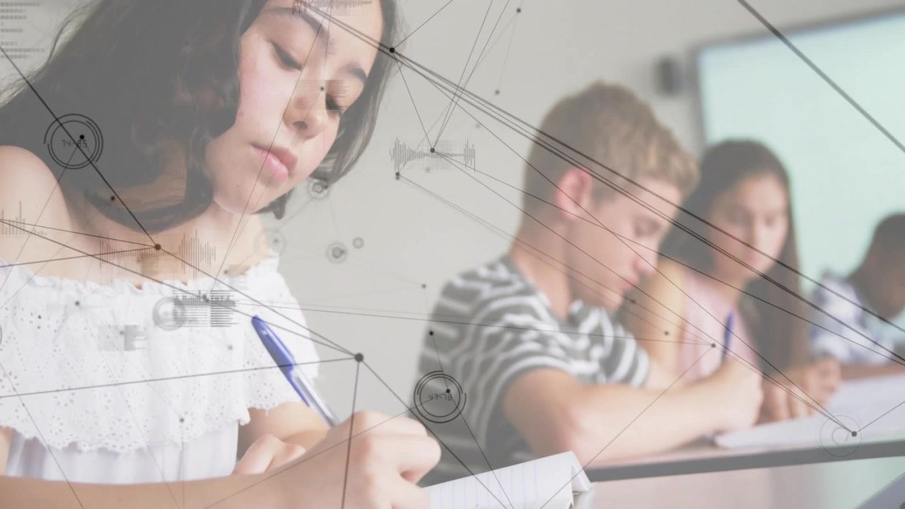 Video vertical: Cámara haciendo zoom, chica con blusa blanca escribiendo notas en clase con bolígrafo azul, HUD.