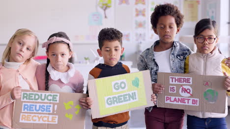 cartel, reciclar y hacer campaña con un niño