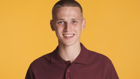 joven sonriendo y asintiendo con la cabeza arriba y abajo