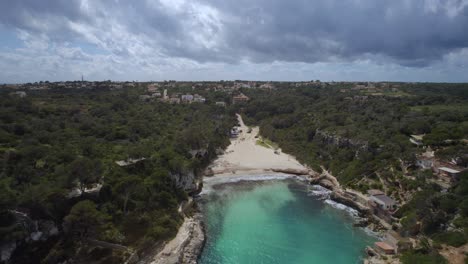 Ascendiendo-Hacia-Las-Nubes-Sobre-Las-Aguas-Claras-De-Una-Hermosa-Cala-Aislada