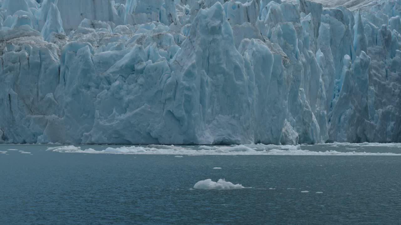 아르헨티나 호수 (lago argentino) 에 있는 스페가지니 빙하 (spegazzini glacier) 는 아르헨티나는 파타고니아에서 가장 크고 남쪽에 있는 호수이다.
