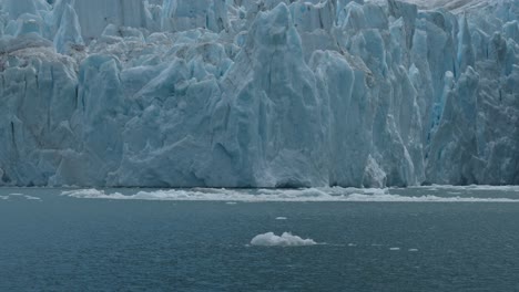 el glaciar spegazzini en el lago argentino es el lago más grande y meridional de la patagonia argentina.