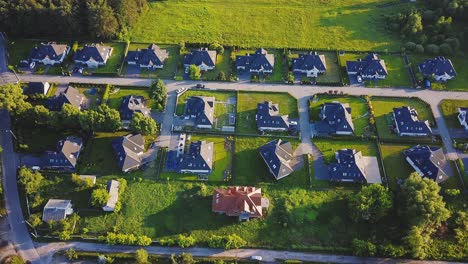 Foto-Aérea-Del-Pueblo-De-Casas-Drone-Residencial-Vista-Superior-Verano-Cielo-Azul-Agente-Inmobiliario