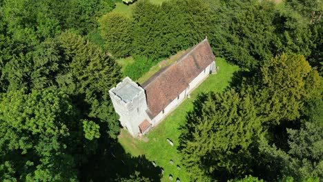 Ein-Drohnenüberflug-Aus-Der-Vogelperspektive-über-Die-Kirche-Und-Den-Friedhof-Der-Dame-Magdalena-In-Denton