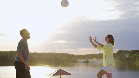 Paar-Spielt-Am-Strand