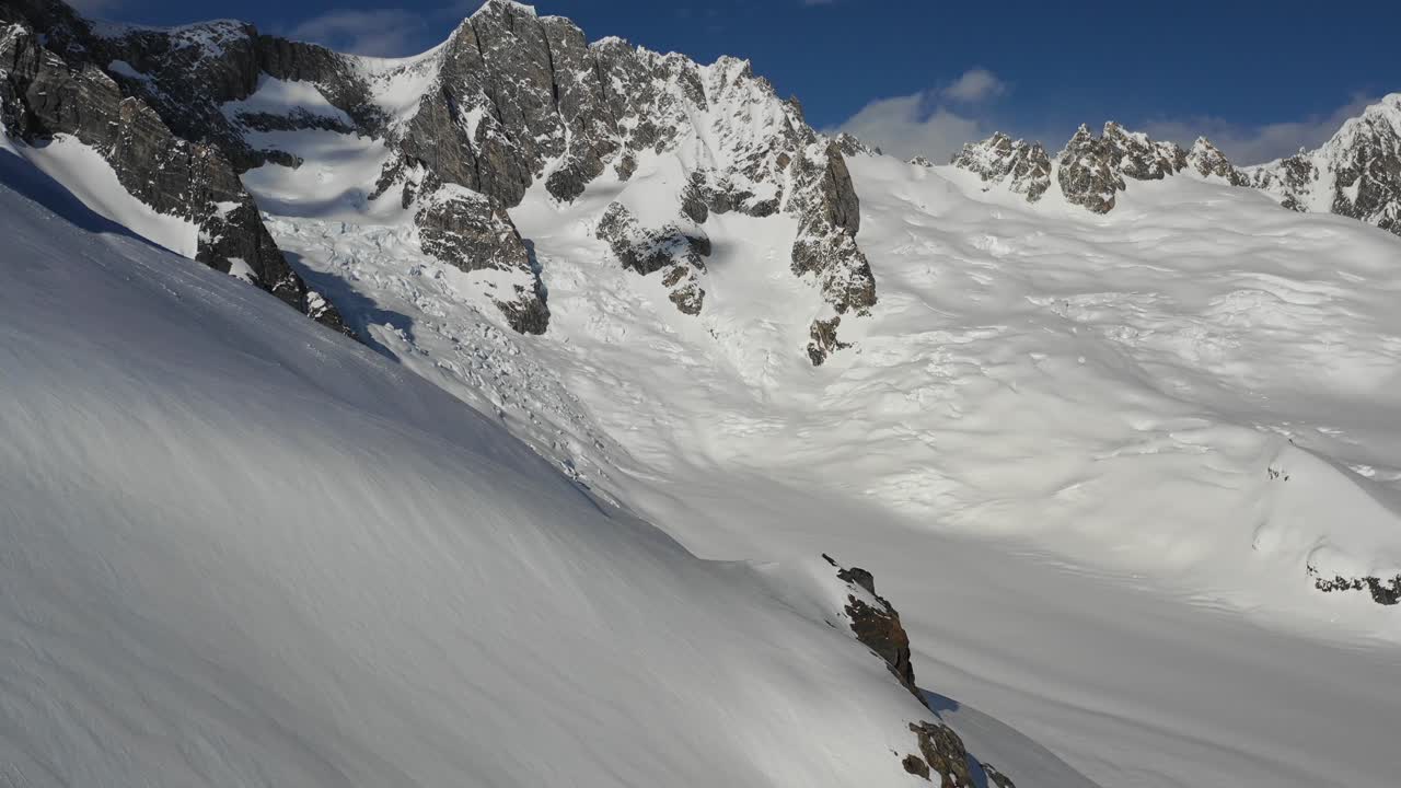 tiro aéreo de drones volando a través de enormes montañas en invierno