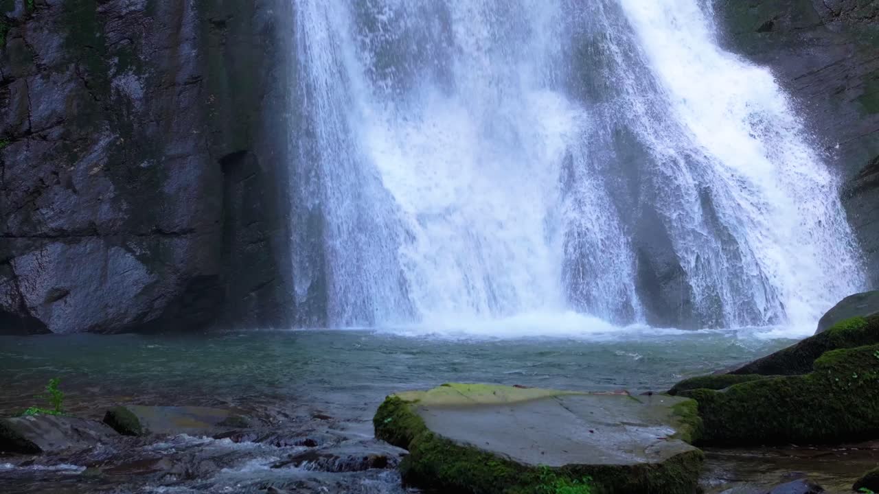 Skummende fossefall over bratte fjell av stein i Seimeira de Vilagocende, A Fonsagrada, Lugo, Spania.