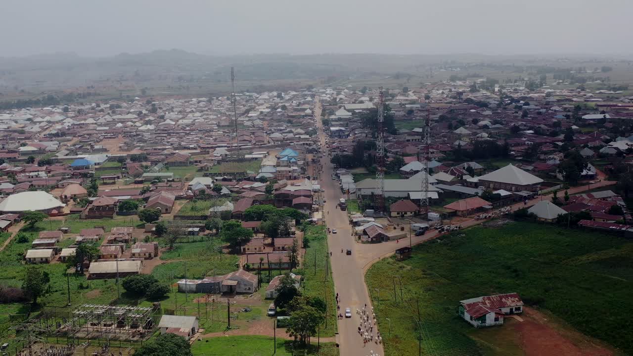 Cidade de Barkin Ladi no Estado do Planalto da Nigéria - aérea sobre estradas e bairros com afastamento revelador
