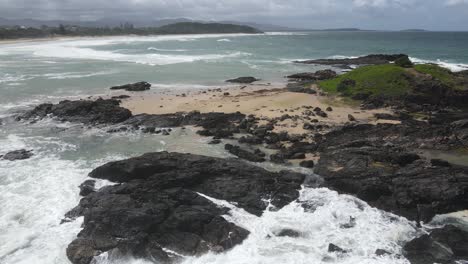 Black-Rocky-Outcrops-At-Sawtell-Beach-With-Seascape-In-Summer---Sawtell,-New-South-Wales,-Australia