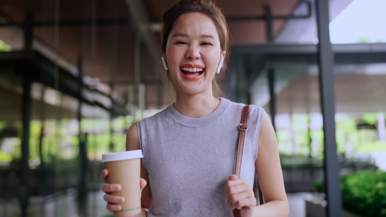 사무실 복도에서 비즈니스 토론하는 동안 캐주얼 기, 아시아 여성 디지털 유목자 프리랜서 기업가 여행 휴가 야외 복도 작업장, 미소 짓는 여성 스마트폰