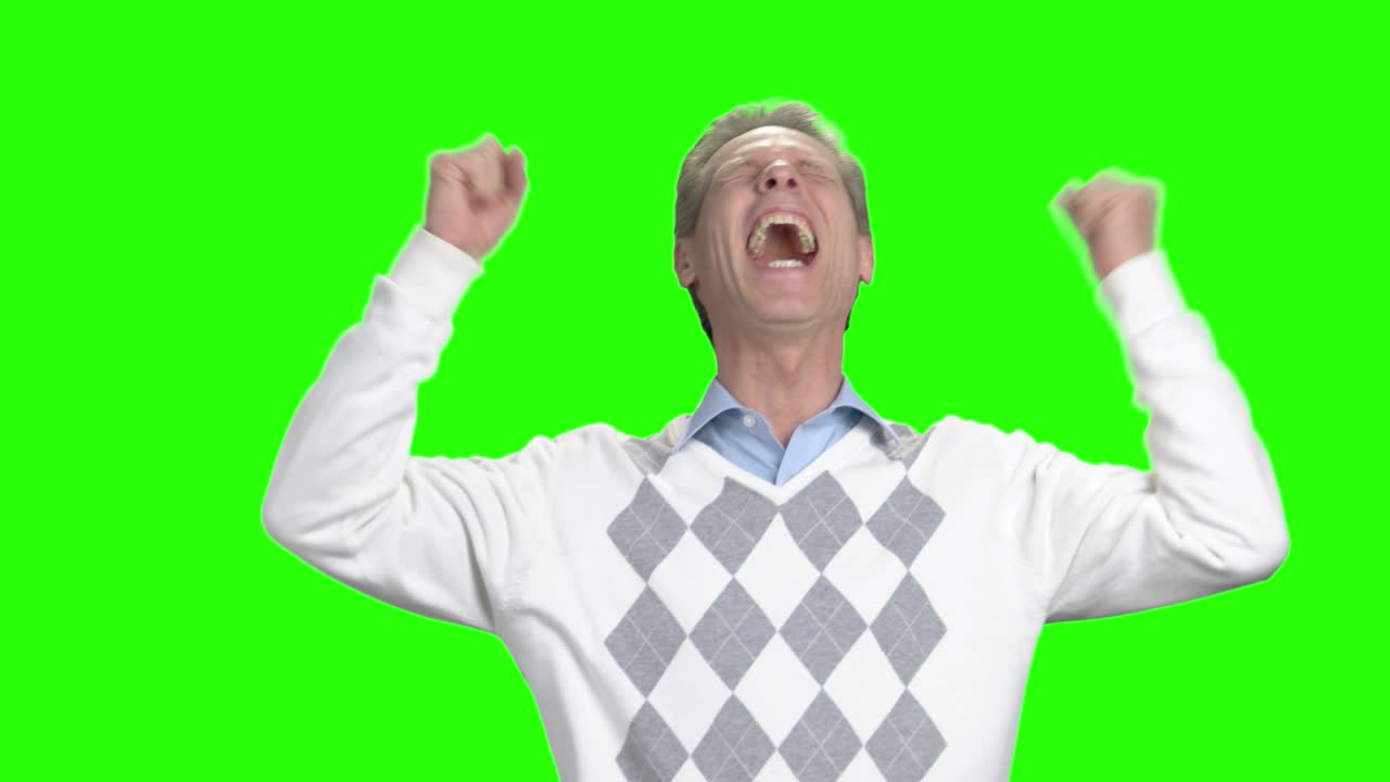 hombre riendo en el fondo de chroma key.