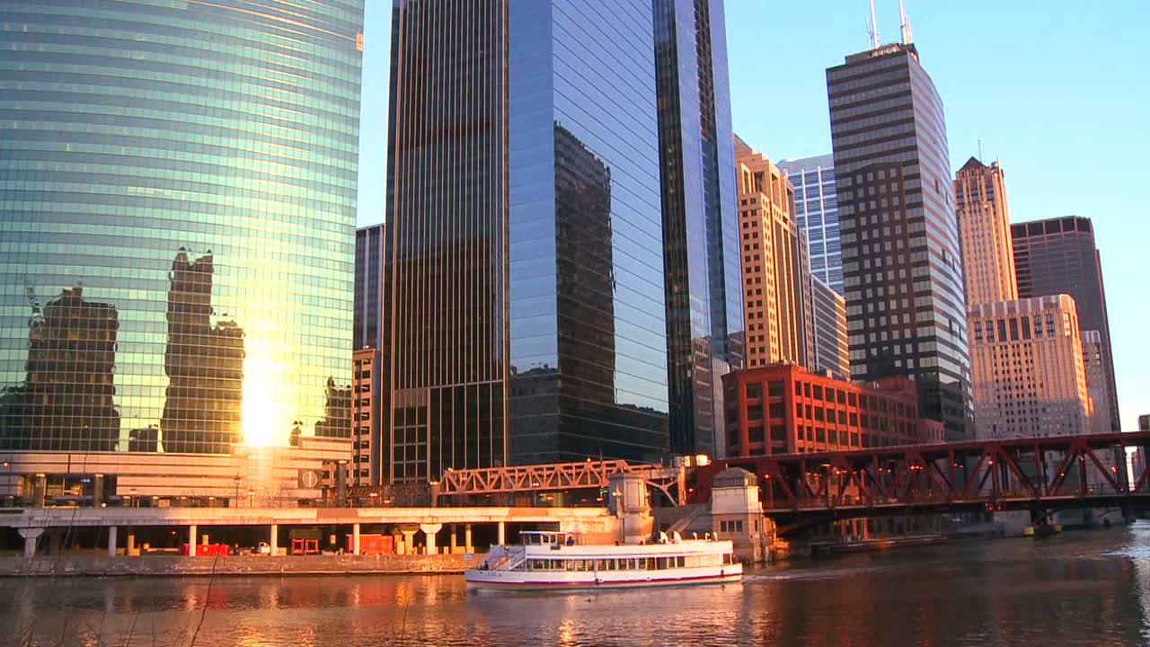 보트는 스카이라인 앞 시카고 강을 여행합니다.