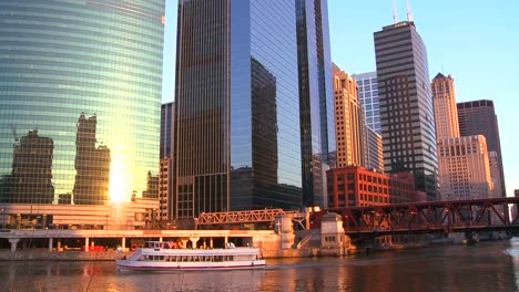 Boats-travel-on-the-Chicago-River-in-front-of-the-skyline