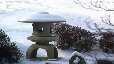 Japanische-Schneelaterne-Im-Winter