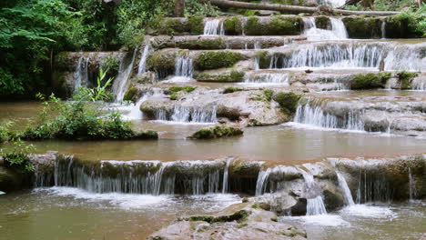 la cascada de pha charoen en el parque nacional es una atracción turística popular en el distrito de phop phra, provincia de tak, tailandia