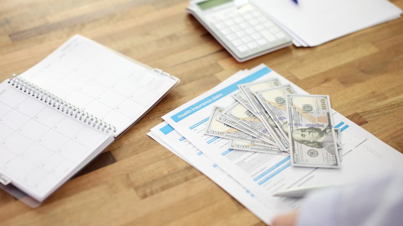 Cliente insatisfeito joga dólar em formulário de seguro de saúde de viagem