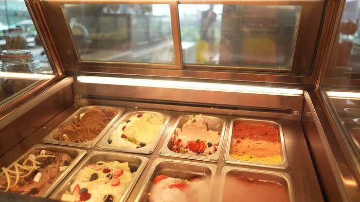 Buffet di gelati di diversi gusti, panoramica a sinistra, slow-motion, 4k