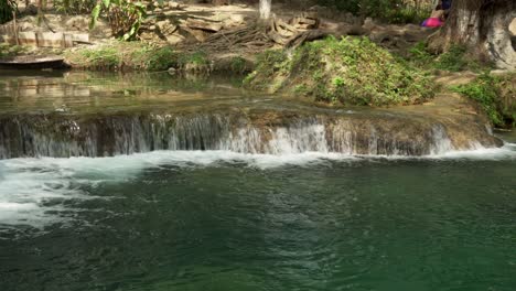 Wasserfälle-Und-Kristallklare-Wasserbecken-In-Tamasopo