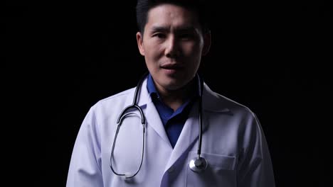 médico posando y mirando a la cámara con datos de presentación de habla. médico trabajando en el sistema de tratamiento, prescripción digital y servicio de diagnóstico.
