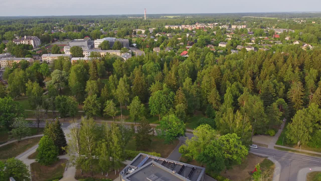 лесная зелень и небольшой город сигульда в латвии, вид с воздуха