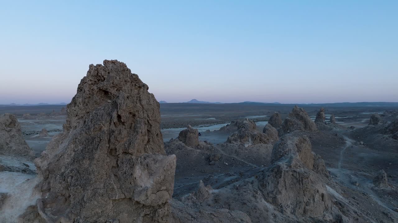 un avión no tripulado disparó trona pinnacles desierto de california al amanecer