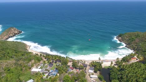 Luftaufnahme-Schwenk-Links-Strandbucht-Cepe---Aragua-Venezuela,