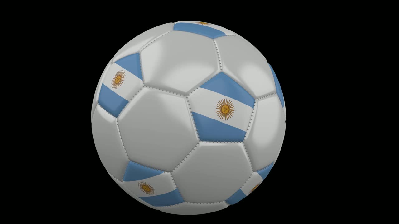 Pallone da calcio con bandiera dell'Argentina vola davanti alla telecamera, rallentatore, canale alfa.
