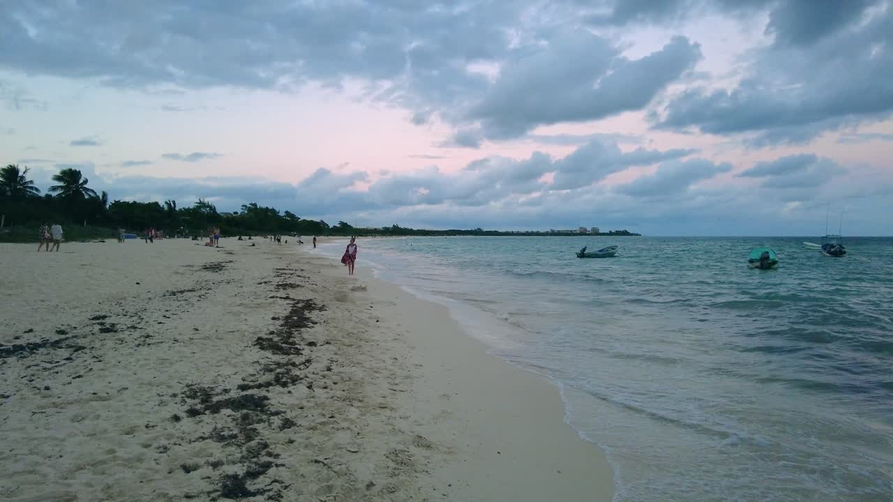 una impresionante playa al atardecer, con arenas blancas vírgenes y aguas cristalinas que te dejarán sin aliento
