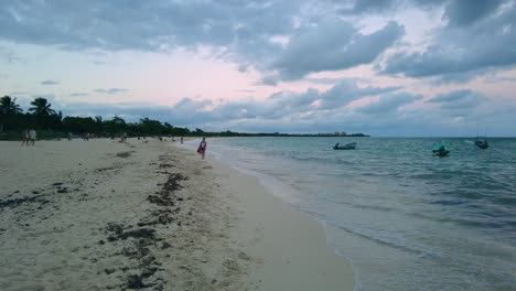 Una-Impresionante-Playa-Al-Atardecer,-Con-Arenas-Blancas-Vírgenes-Y-Aguas-Cristalinas-Que-Te-Dejarán-Sin-Aliento