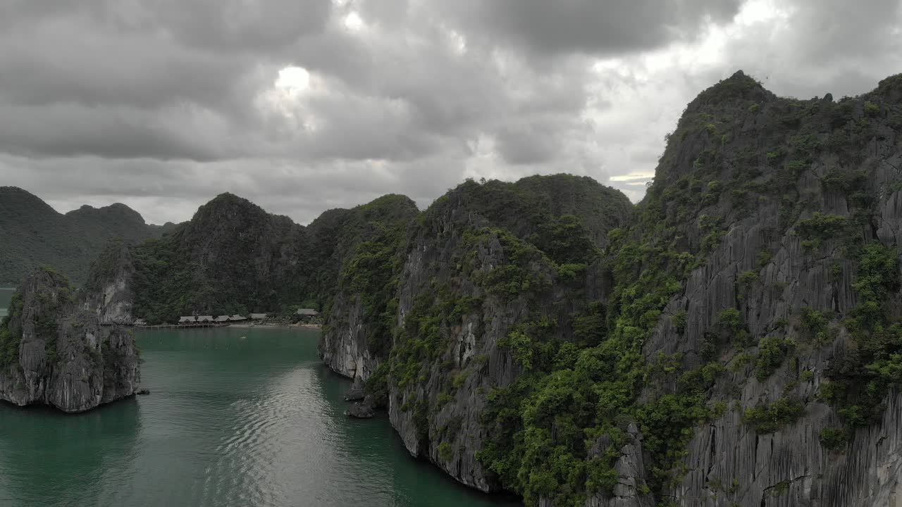 dron panorámico de izquierda a derecha en la bahía de ha long, vietnam