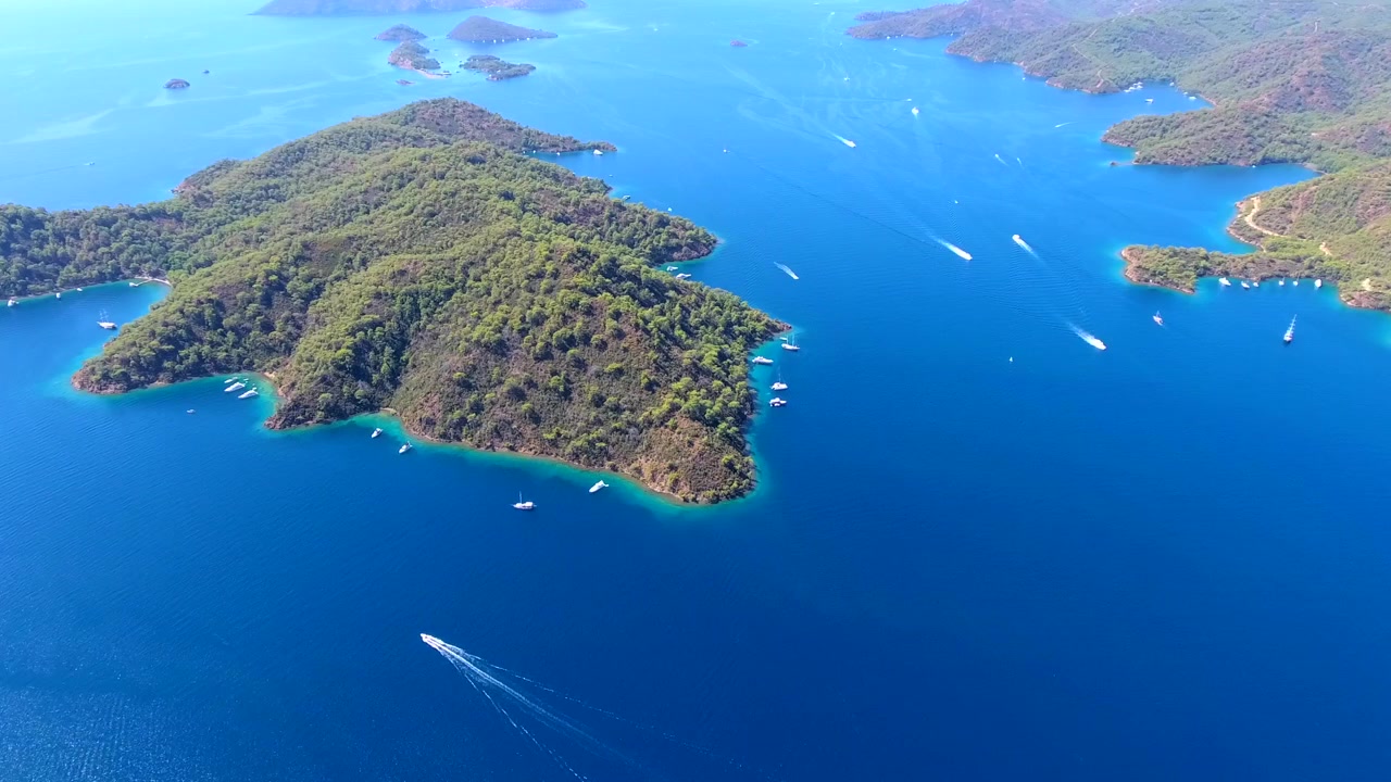 Vista aerea della costa mediterranea con barche e isole