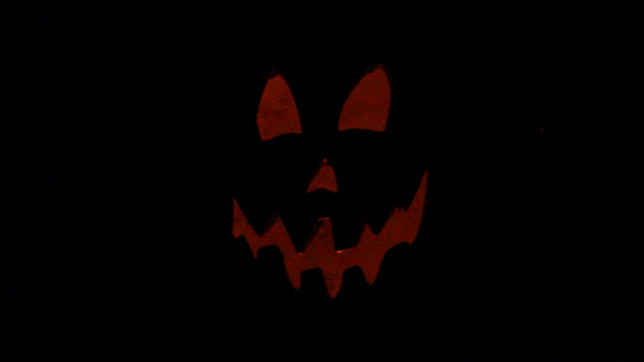 silueta alta de jack o linterna con luz de calabaza de parpadeo lento centrada en halloween