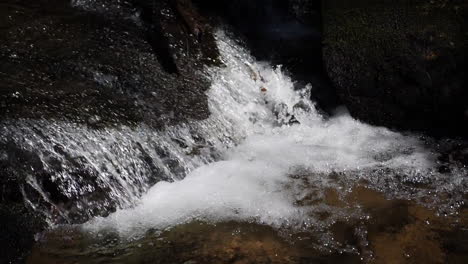 Pequeña-Cascada-En-Un-Arroyo-De-Montaña-Disparó-A-Cámara-Lenta-A-180-Fotogramas-Por-Segundo