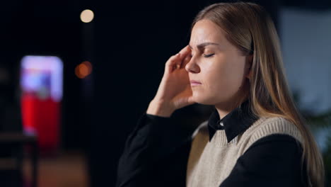 mujer que experimenta dolor de cabeza o estrés