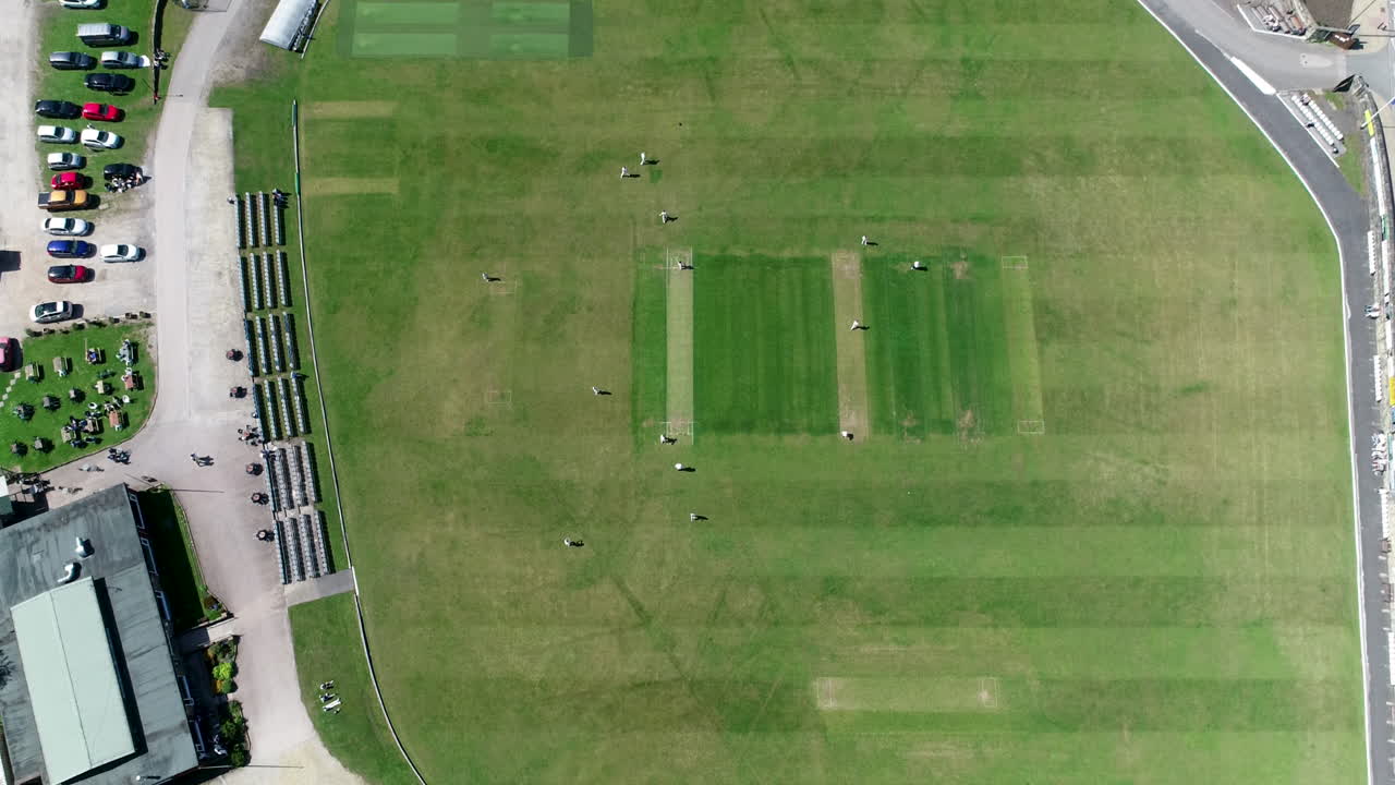 video de 4k sobrevolando un gran escenario para un partido de cricket de un pueblo en yorkshire, reino unido