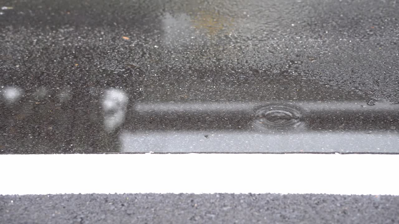 느린 동영상, 비 물방울이 아스팔트 위에 도로로 떨어지는 모습