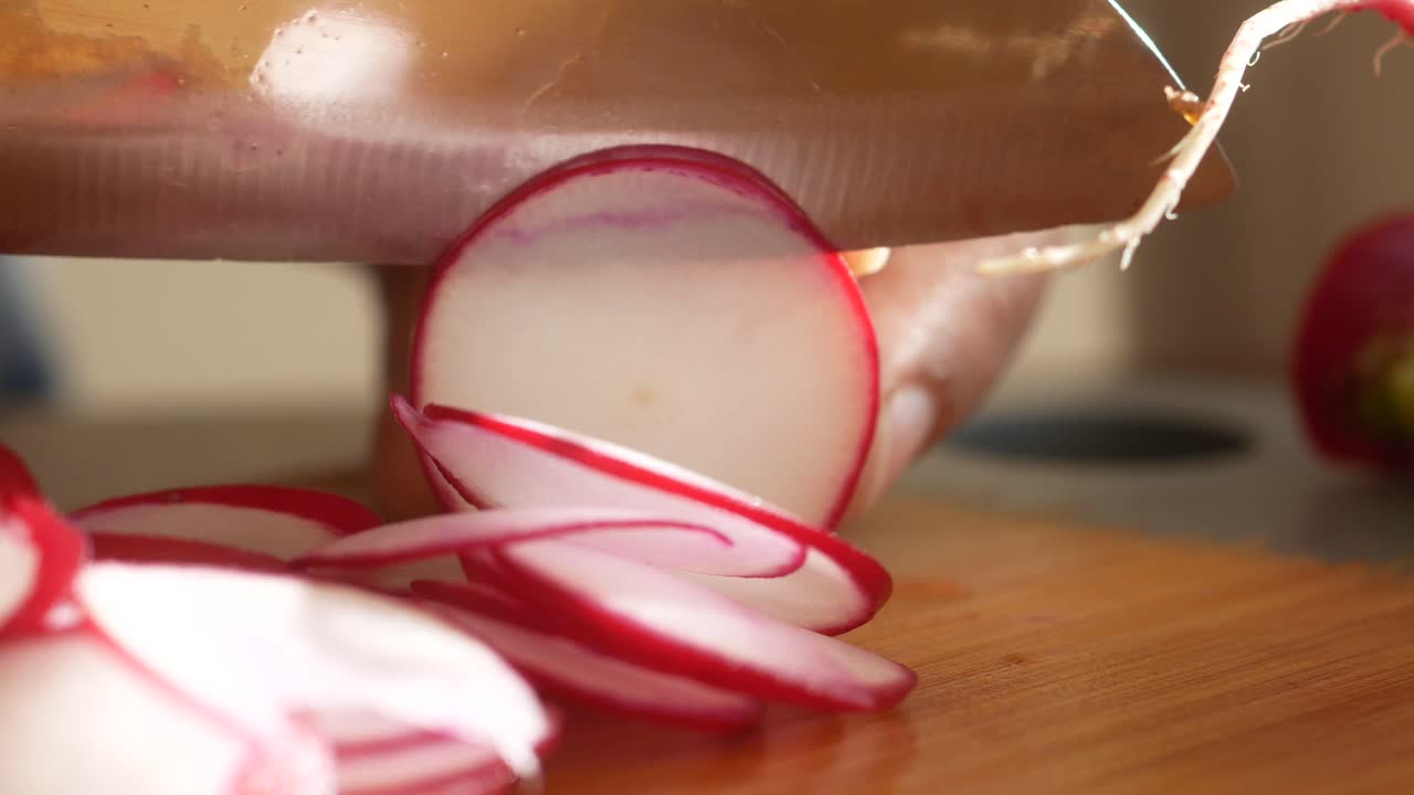 cortar los rábanos en rodajas