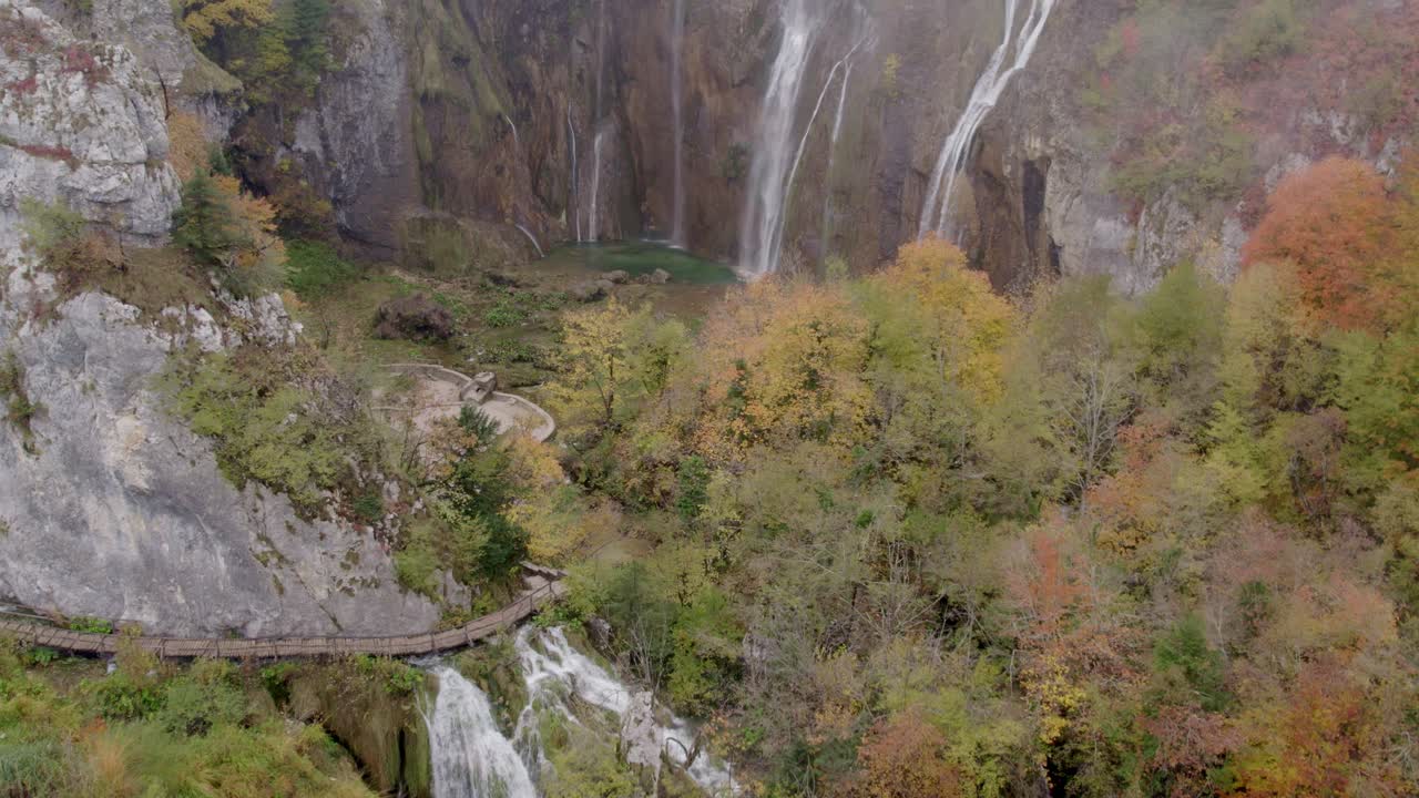 La serenità della nebbia e della cascata che si fondono con acque tranquille nel paesaggio di Plitvice, Croazia