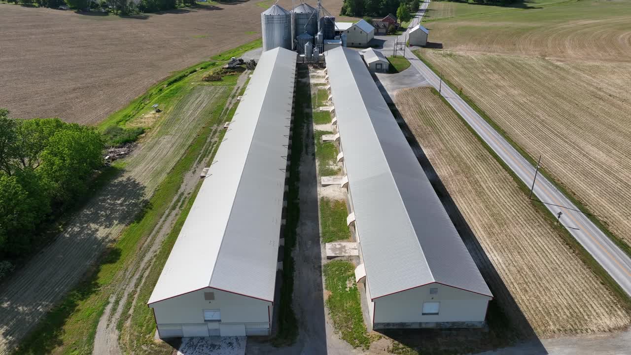 graneros largos en la granja estadounidense con silos