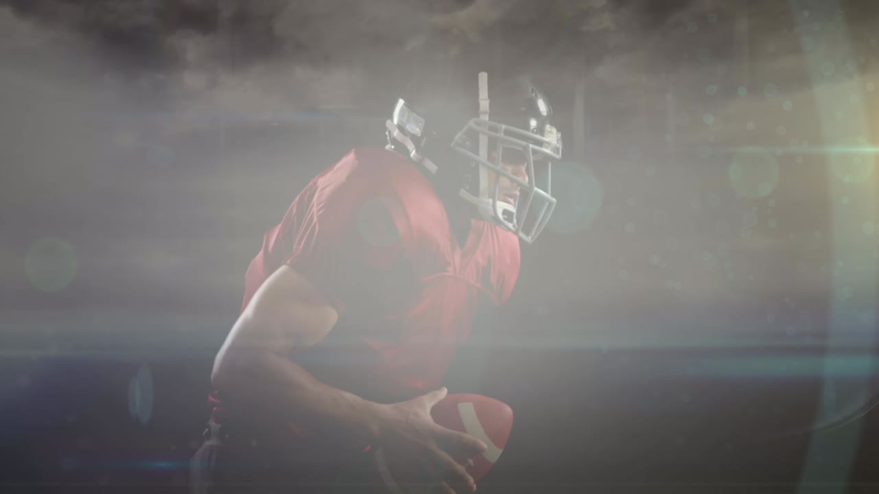 Animazione di nuvole su giocatore di football americano che corre con il pallone