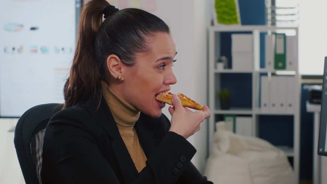 mujer empresaria que entrega comida en el escritorio durante la hora del almuerzo