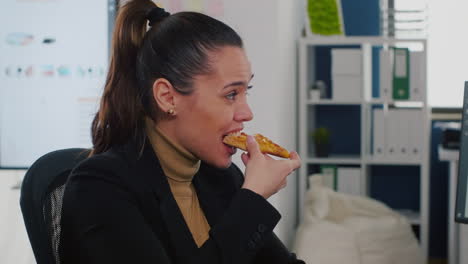 mujer empresaria que entrega comida en el escritorio durante la hora del almuerzo